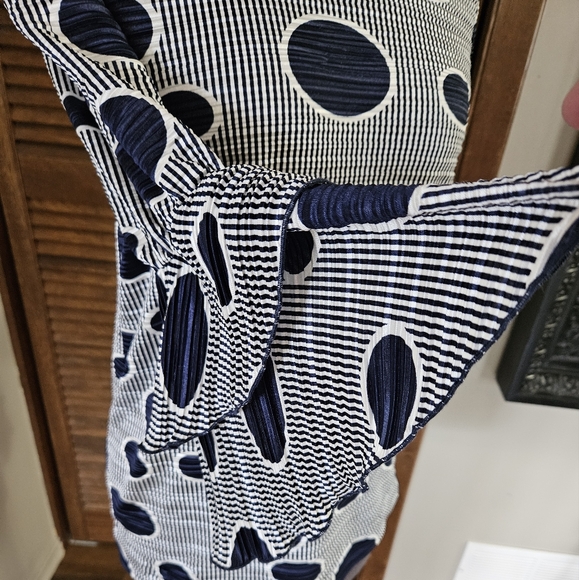 Super fun! Navy, polka dot blouse. - Picture 5 of 9